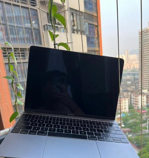 新手MacBook使用入门指南（掌握MacBook的基本操作和功能，快速提升使用效率）