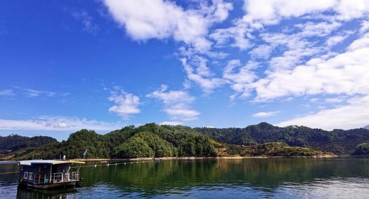 千岛湖（探秘千岛湖的壮丽景色与丰富资源）