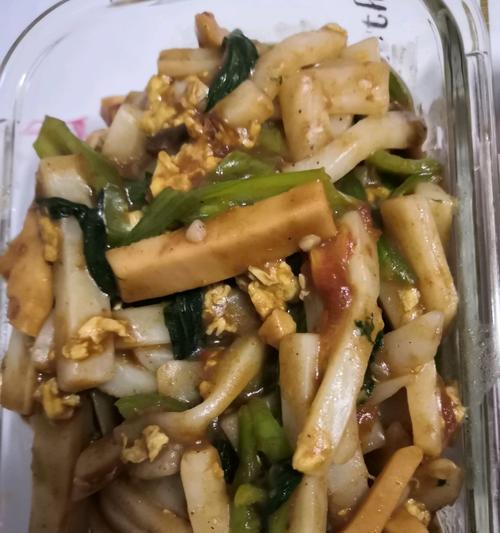 简单易学的家常炒年糕做法（以新鲜食材制作的美味炒年糕）